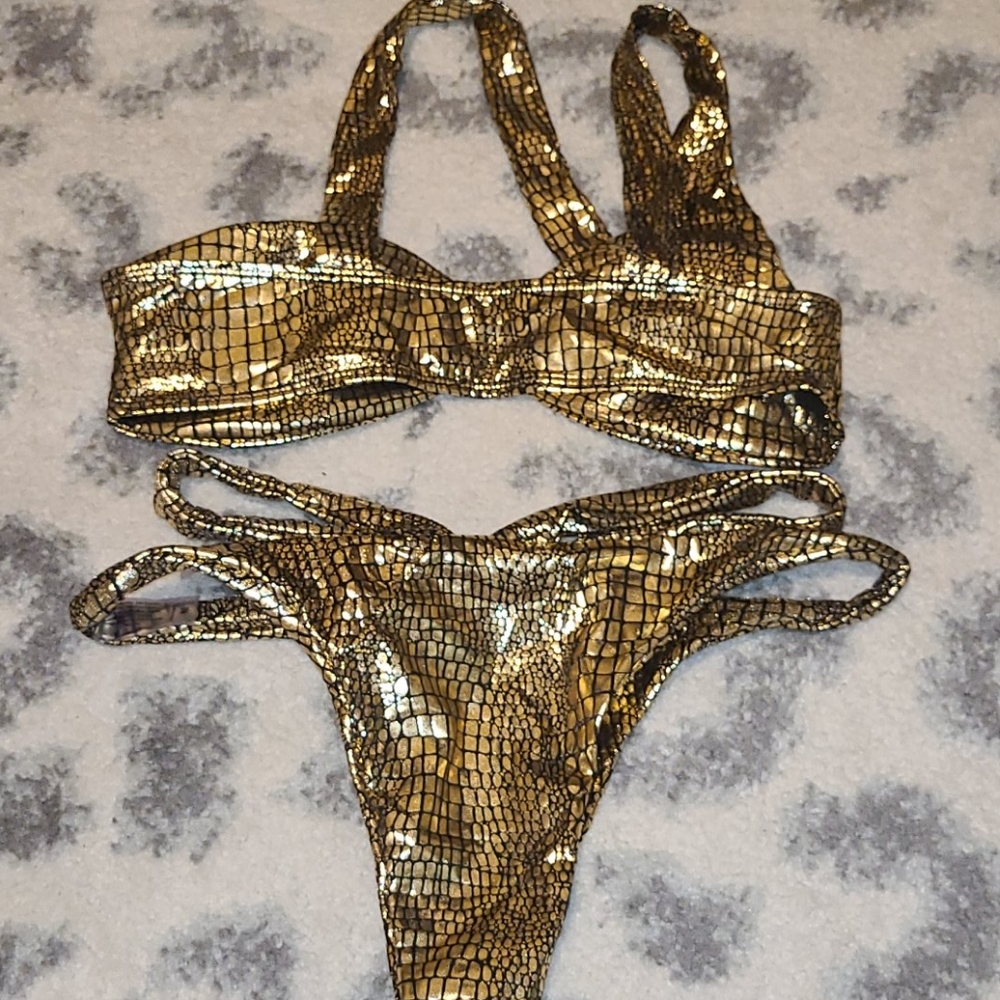Stylish Gold Bikini Set - Picture 4 of 4